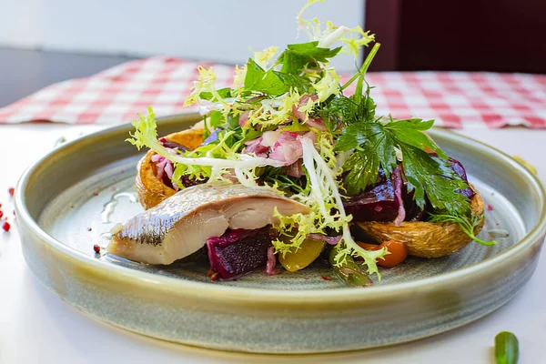 Vinaigrette Met Haring Grijze Keramische Plaat Russisch Eten Sluit Maar — Stockfoto