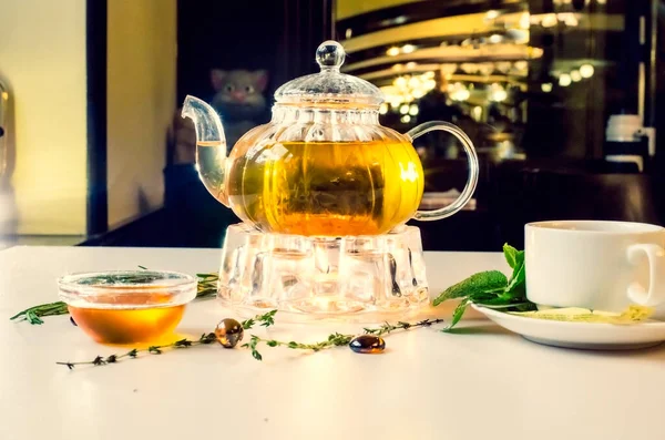 Teekanne Honig Auf Dem Tisch Hintergrund Des Cafés Seitenansicht Wasserkocher — Stockfoto
