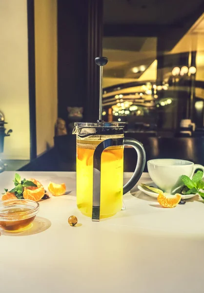 Tasse Heißen Tee Und Eine Teekanne Mendarinen Minze Honig Mandarinen — Stockfoto