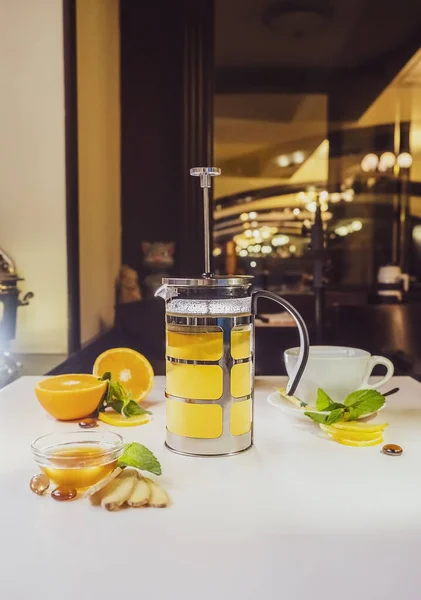レストランの白いテーブルの上にレモン オレンジ ミントと熱いお茶 — ストック写真