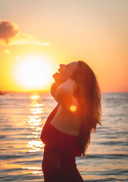 Безтурботна Жінка Червоному Купальнику Танцює Заході Сонця Пляжі Зріла Жінка — стокове фото