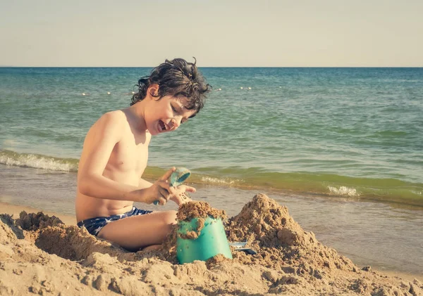 Bambini Giocano Mare Durante Vacanze Estive Famiglia Giocattoli Sabbia Acqua — Foto Stock