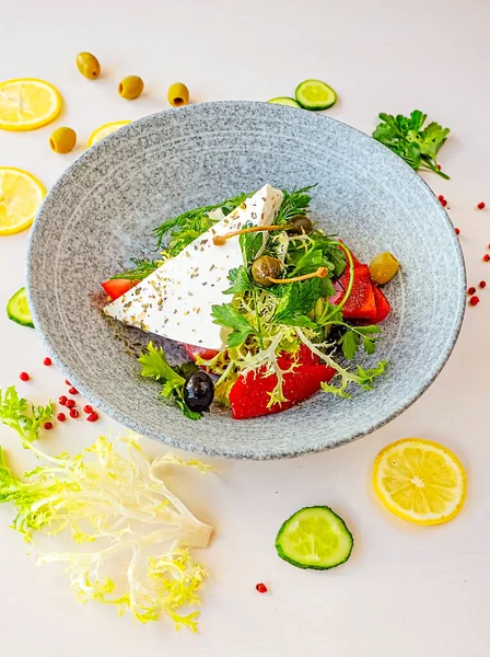 Kaas Oregano Salade Een Blauwe Keramische Plaat Bovenaanzicht — Stockfoto