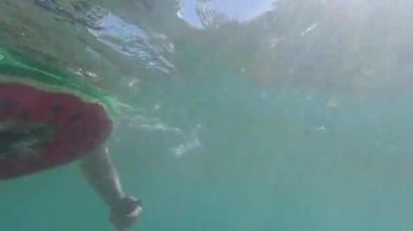 Denizde yüzen bir kadın