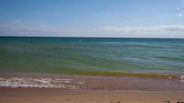 Oldukça hareketli deniz dalgaları ve berrak mavi gökyüzü