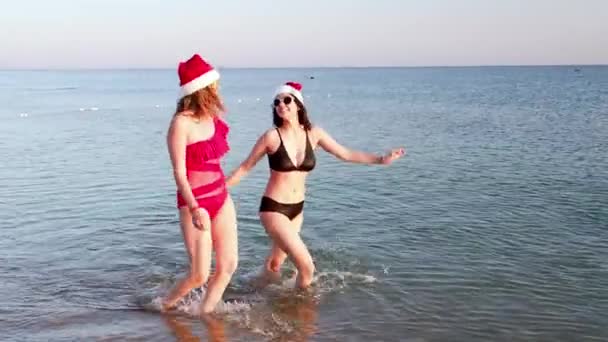 Anne Kız Noel Baba Nın Şapkasıyla Deniz Kenarında Eğleniyorlar — Stok video