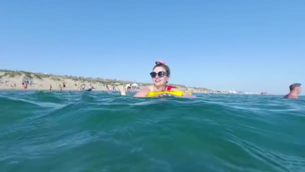 Mulher Elegante Nadando Círculo Flutuante Água — Vídeo de Stock