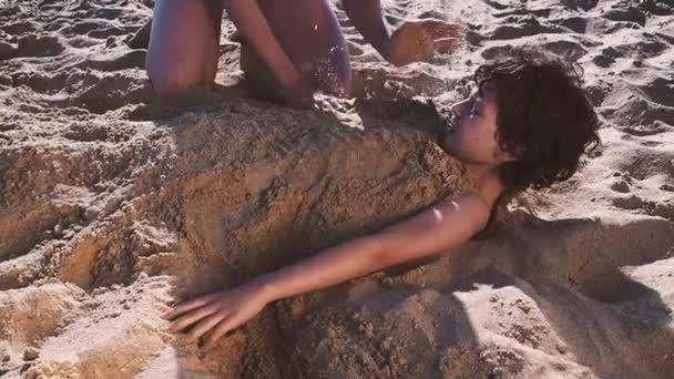 Famille Heureuse Amuser Plage Fille Enterrant Garçon Dans Sable — Video