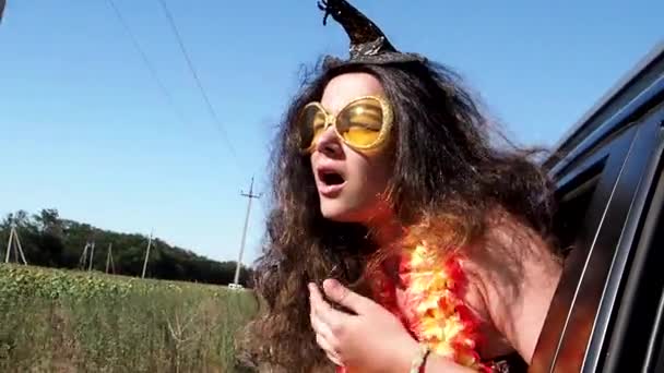 Γυναίκα Έφηβος Halloween Καπέλο Κολλήσει Χέρι Της Έξω Από Παράθυρο — Αρχείο Βίντεο