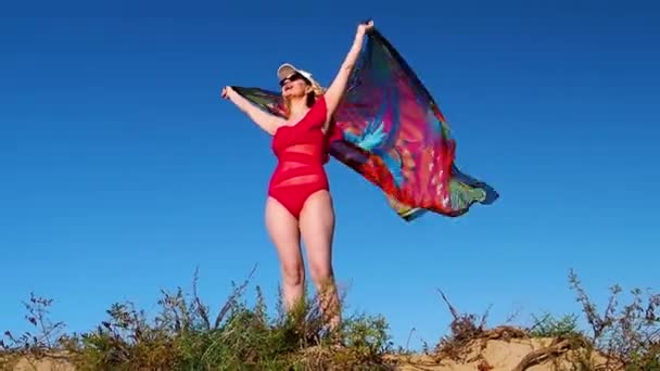 Belle Femme Blonde Gaie Tenant Foulard Sur Plage Femme Âge — Video