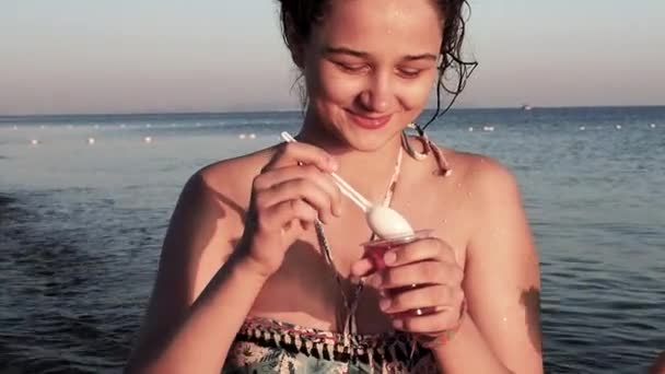 Gelukkig Donkerharig Meisje Badmode Picknicken Het Zomerstrand Heerlijk Fruitgelei Eten — Stockvideo