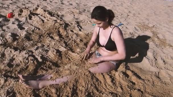 Adolescent Fille Enterre Ses Pieds Sur Plage Sable Concept Vacances — Video