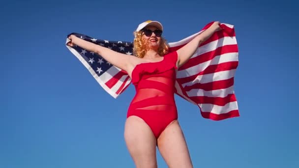 Piękna Wesoła Blondynka Amerykańską Flagą Plaży Kobieta Średnim Wieku Czerwonym — Wideo stockowe