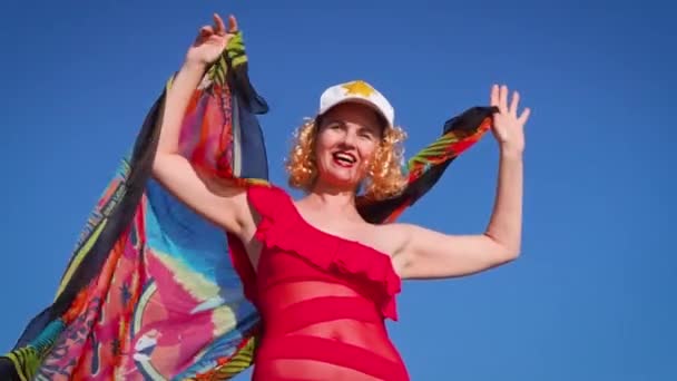 Piękna Wesoła Blondynka Trzymająca Szalik Plaży Kobieta Średnim Wieku Plaży — Wideo stockowe
