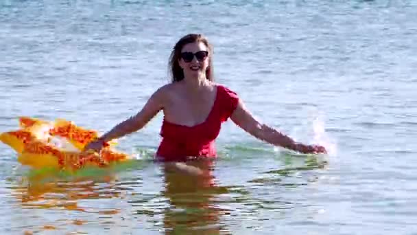 Jeune Femme Ludique Bikini Rouge Nageant Dans Mer — Video