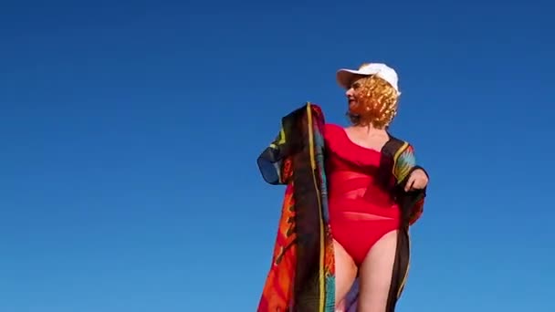 Kumsalda Atkı Tutan Güzel Neşeli Sarışın Kadın Sahilde Orta Yaşlı — Stok video