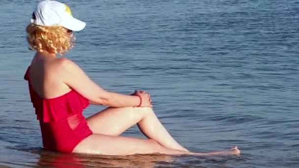 Mulher Meia Idade Loira Vestindo Maiô Vermelho Sentar Costa Arenosa — Vídeo de Stock
