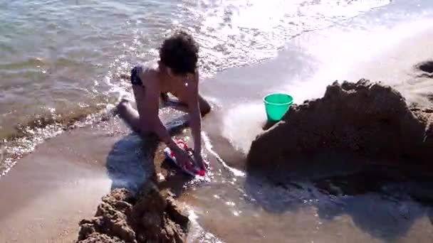 Día Soleado Verano Niño Morena Juega Con Juguete Una Playa — Vídeo de stock