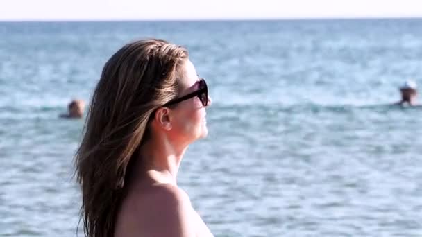 Young Slender Beautiful European Middle Aged Woman Beach — Stock Video