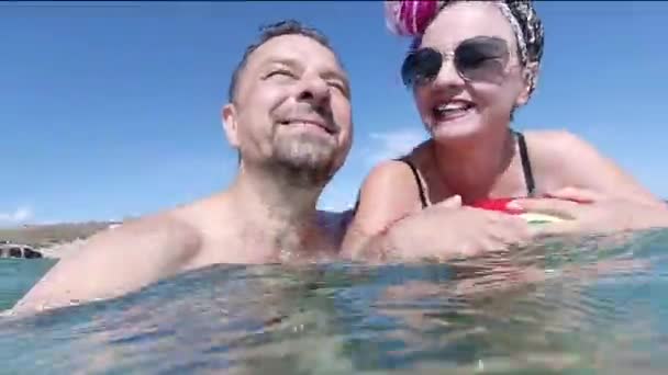 Homem Mulher Olhando Feliz Enquanto Nadam Juntos — Vídeo de Stock