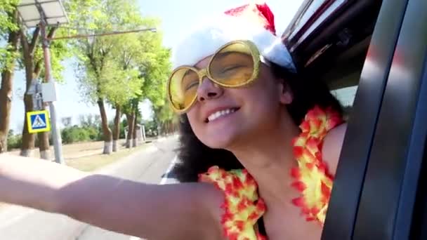 Щаслива Жінка Підліток Капелюсі Санта Застрягла Вікна Автомобіля — стокове відео