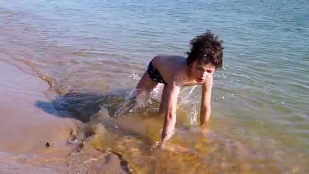 小黑发卷发男孩在沙滩上玩耍 儿童暑期活动 — 图库视频影像