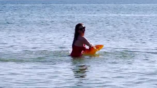 Νεαρή Παιχνιδιάρα Γυναίκα Κόκκινο Μπικίνι Που Κολυμπάει Στη Θάλασσα — Αρχείο Βίντεο