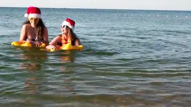 Moeder Dochter Santa Hoeden Zwemmen Met Opblaasbare Ringen Zee Het — Stockvideo