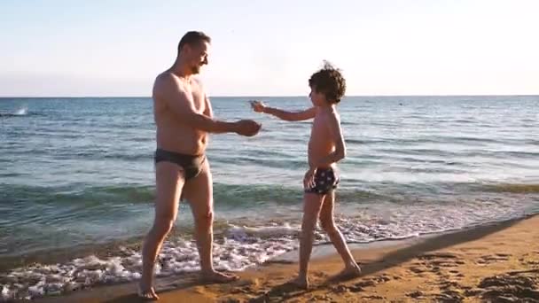 아버지 와아들은 여름밤을 바다에서 보내고 자갈을 던지고 감정적으로 의사소통을 — 비디오
