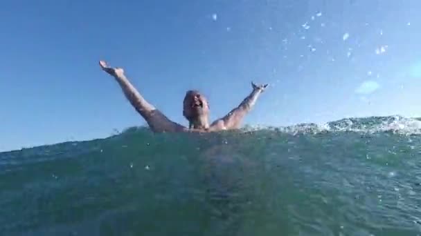 Homme Regardant Heureux Acclamant Dans Mer — Video