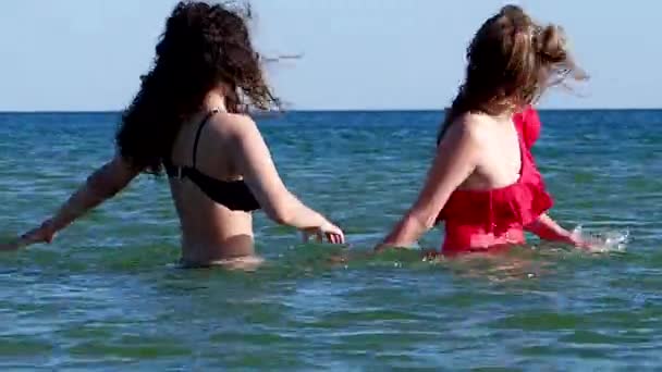 Anne Kızı Deniz Suyunda Dans Ediyor Seyahat Yaz Konsepti — Stok video