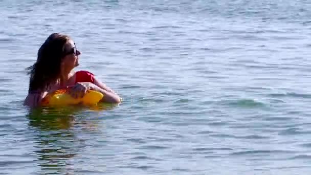 Νεαρή Παιχνιδιάρα Γυναίκα Κόκκινο Μπικίνι Που Κολυμπάει Στη Θάλασσα — Αρχείο Βίντεο