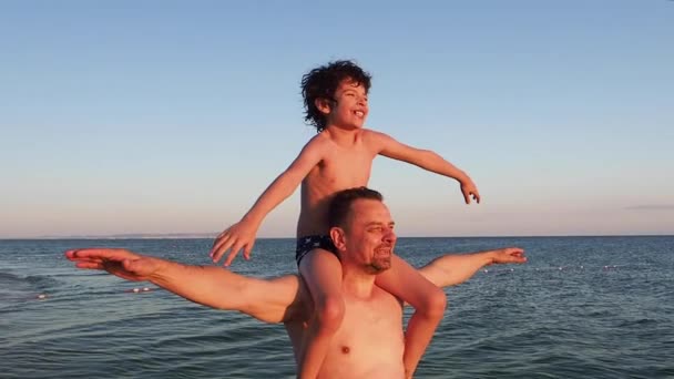 아버지 와아들이 해변에서 — 비디오