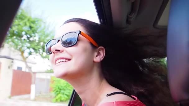 Primer Plano Una Joven Con Gafas Sol Moviéndose Dentro Coche — Vídeo de stock