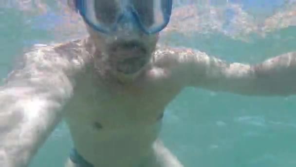水中で泳ぐゴーグルの男 — ストック動画