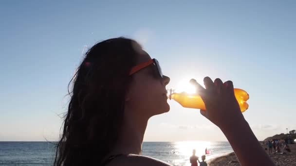 Bela Mulher Beber Água Garrafa Praia — Vídeo de Stock