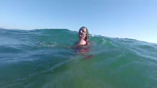 Jeune Femme Ludique Bikini Rouge Nageant Dans Mer — Video