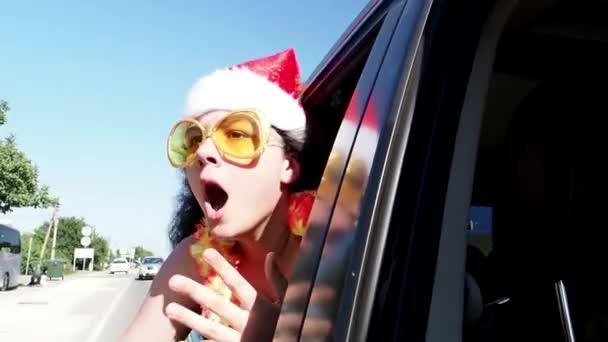 Šťastná Roztomilá Žena Teen Santa Klobouk Úsměvem Vystrčila Ruku Okna — Stock video