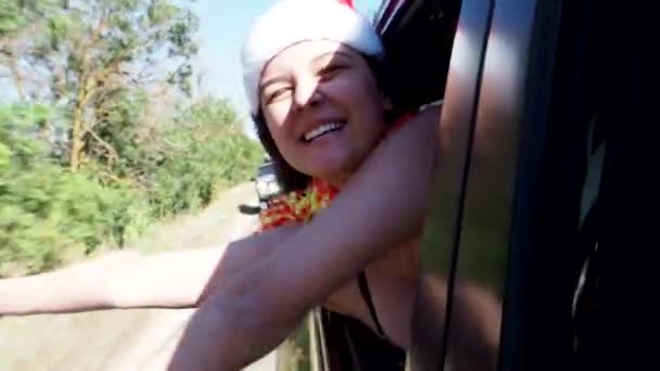 Szczęśliwa Kobieta Nastolatka Santa Kapelusz Wystawił Jej Rękę Okna Samochodu — Wideo stockowe