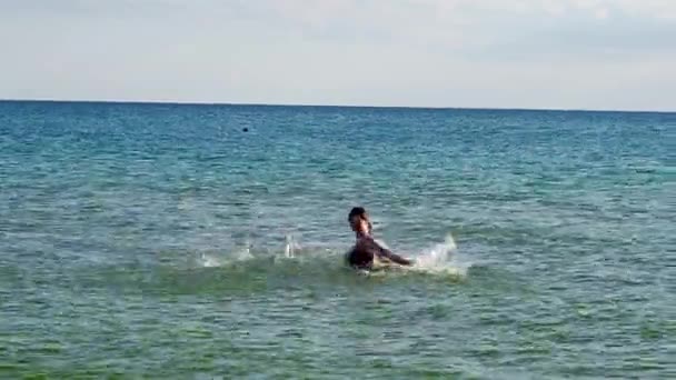 Seorang Gadis Berambut Gelap Memercikkan Air Laut Hangat — Stok Video