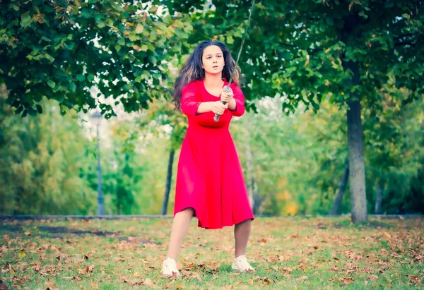 Schattig Brunette Meisje Dragen Rode Jurk Met Een Zwaard Herfst — Stockfoto