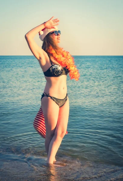 Vacker Ung Kvinna Santa Hut Hawaii Tillbehör Och Bikini Stranden — Stockfoto