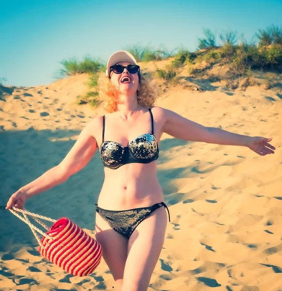 Mujer Bastante Mediana Edad Traje Baño Negro Brillante Disfrutando Playa — Foto de Stock