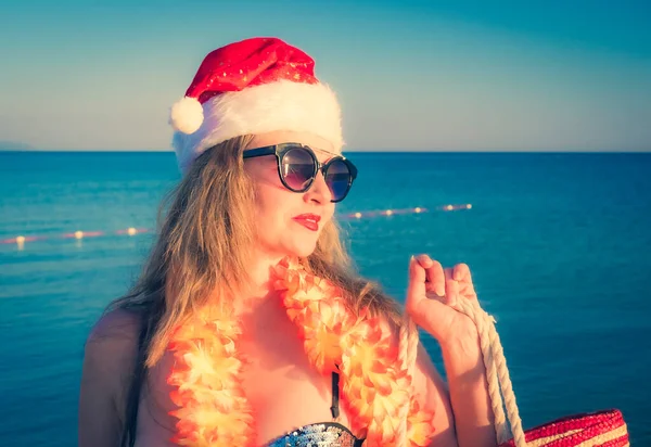 Прекрасна Молода Жінка Санта Хаті Гавайський Аксесуар Бікіні Пляжі Різдвяна — стокове фото