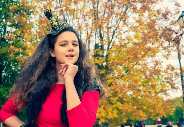 Meisje Brunette Een Sprookje Afbeelding Een Herfst Park Een Meisje — Stockfoto