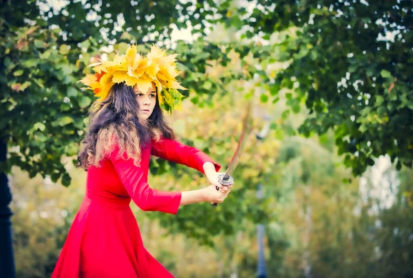 Schattig Brunette Meisje Met Rode Jurk Gele Bladkrans Met Een — Stockfoto