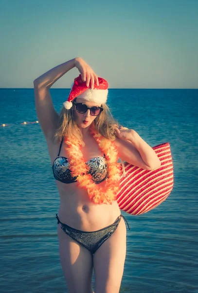 Piękna Młoda Kobieta Santa Hut Akcesoria Hawajach Bikini Plaży Święta — Zdjęcie stockowe