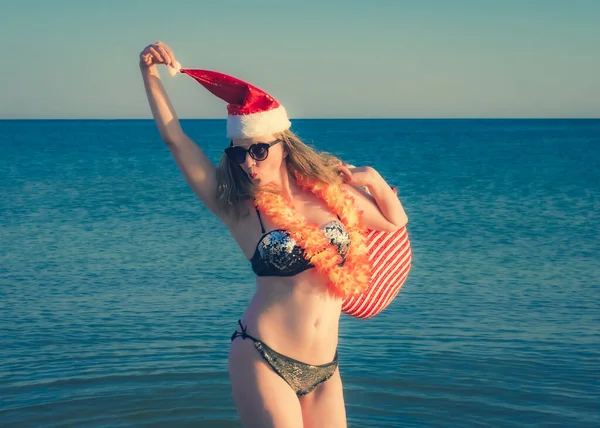Wanita Muda Cantik Santa Hut Aksesori Hawaii Dan Bikini Pantai — Stok Foto