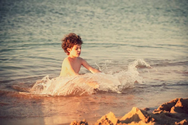 Милий Кучерявий Хлопчик Чоловік Грає Гру Пляжі Маленький Хлопчик Робить — стокове фото