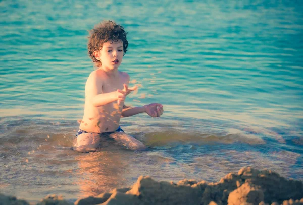 Schattig Krullend Mannelijk Kind Dat Een Spelletje Speelt Het Strand — Stockfoto